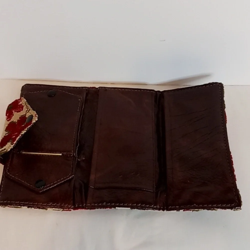 VINTAGE Floral Petite Point Tapestry & Leather Tri-fold Wallet / Clutch
